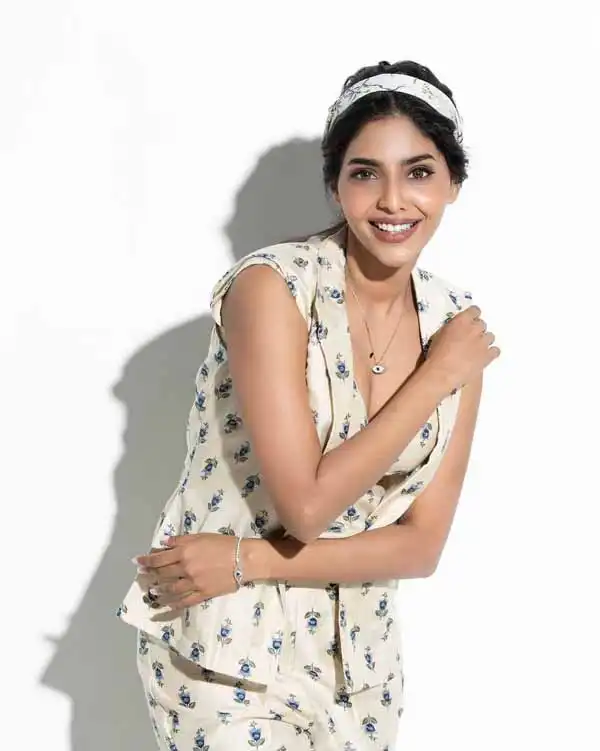 Aishwarya Lekshmi Smile Photo Aishwarya Lekshmi Age, Love Life, Money, News
