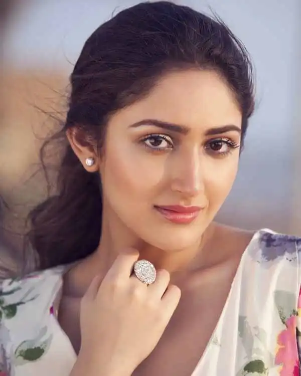 Sayyeshaa Saigal Age, Height, Husband, Movies, Religion & More