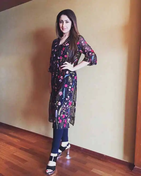 Sayyeshaa Saigal Image Sayyeshaa Saigal Age, Height, Husband, Movies, Religion & More