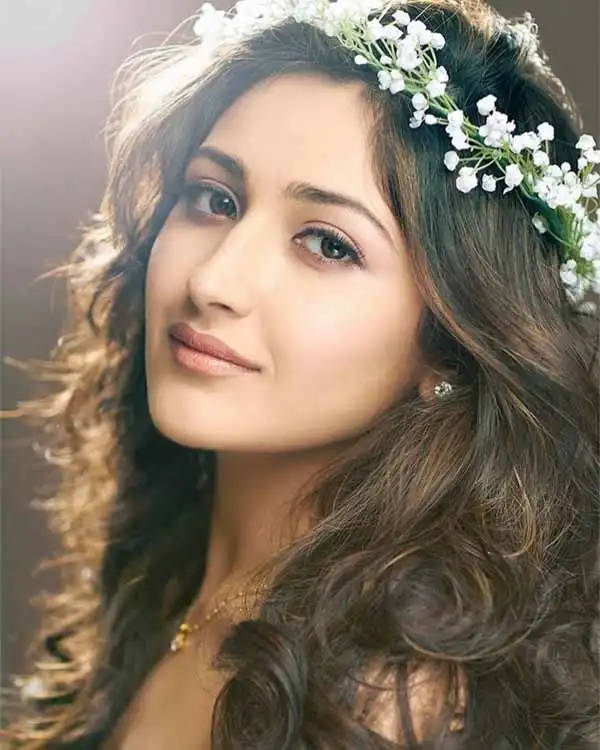 Sayyeshaa Saigal Looking Cute Image Sayyeshaa Saigal Age, Height, Husband, Movies, Religion & More