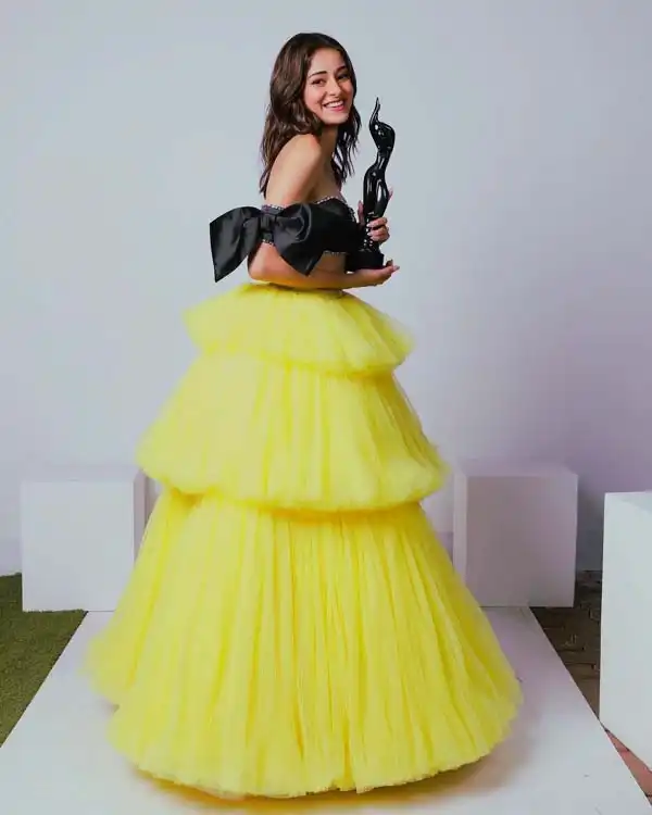 Ananya Pandey Holding Award Picture Ananya Pandey, Age, Height, Boyfriend, Family, Biography & More