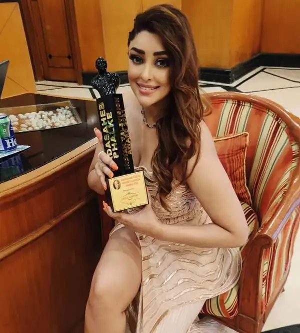 Payal Ghosh Holding A Dada Shaheb Phalke Award Image Payal Ghosh Age, Height, Boyfriend, Family, Biography & More