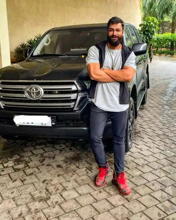 Shalin Bhanot Photo With Car Shalin Bhanot Bigg Box 16, Age, Height, Wife, Net Worth & More