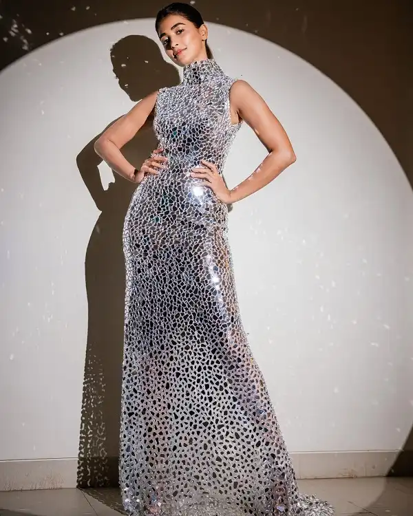 Pooja Hegde Age, Height, Workout, Movies, Dating