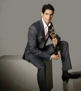 Sidharth Malhotra Age, Height, Movies, Kiara Advani, Father & Net Worth 7 Sidharth Malhotra WIth Award Image