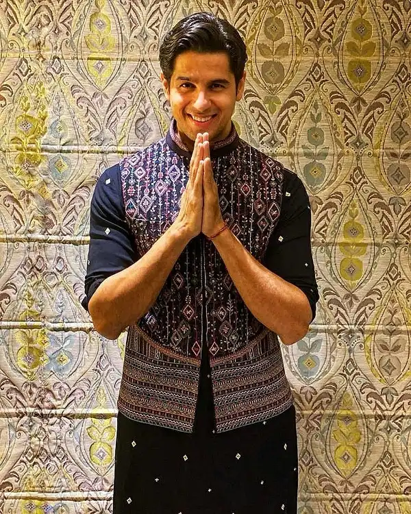 Sidharth Malhotra Age, Height, Movies, Kiara Advani, Father & Net Worth 12 Sidharth Malhotra Age, Height, Movies, Kiara Advani, Father & Net Worth