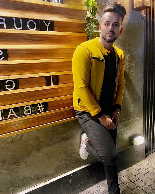 Abhishek Malhan Yellow Shirt Image Abhishek Malhan (Fukra Insaan) Age, Height, Gf, & Biography