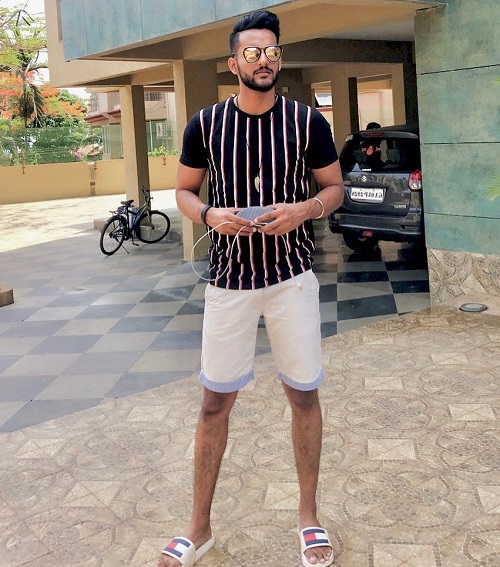 Abhishek Malhan Standing Image Abhishek Malhan (Fukra Insaan) Age, Height, Gf, & Biography