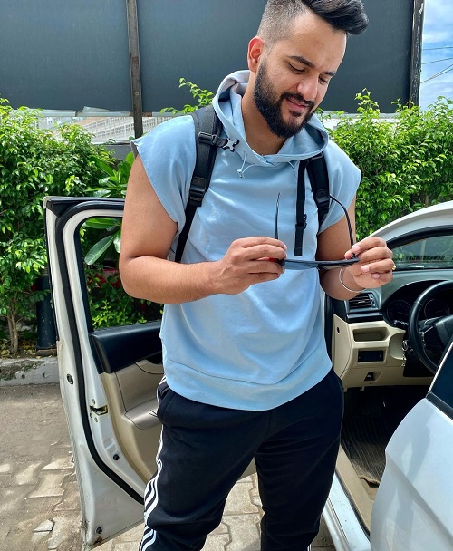 Abhishek Malhan Posing Image Abhishek Malhan (Fukra Insaan) Age, Height, Gf, & Biography