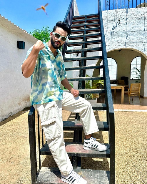 Abhishek Malhan Posing Image Abhishek Malhan (Fukra Insaan) Age, Height, Gf, & Biography