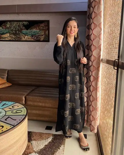 Aina Asif (Pakistani Actress) Age, Viral, Sister &  Biography