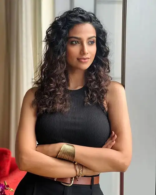 Meenakshi Chaudhary Age, Height In Feet, Movies & Biography