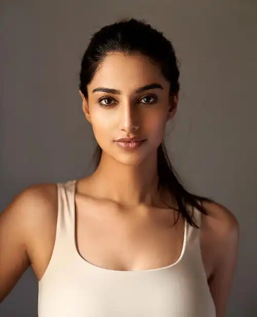 Meenakshi Chaudhary Age, Height In Feet, Movies & Biography